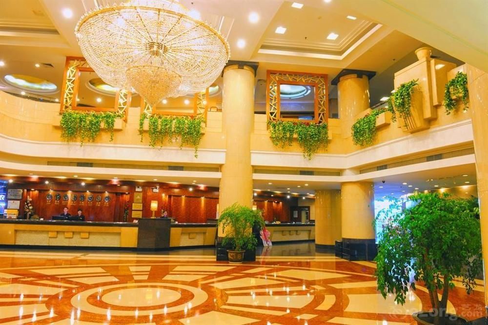 Отель Crown Ухань Экстерьер фото
