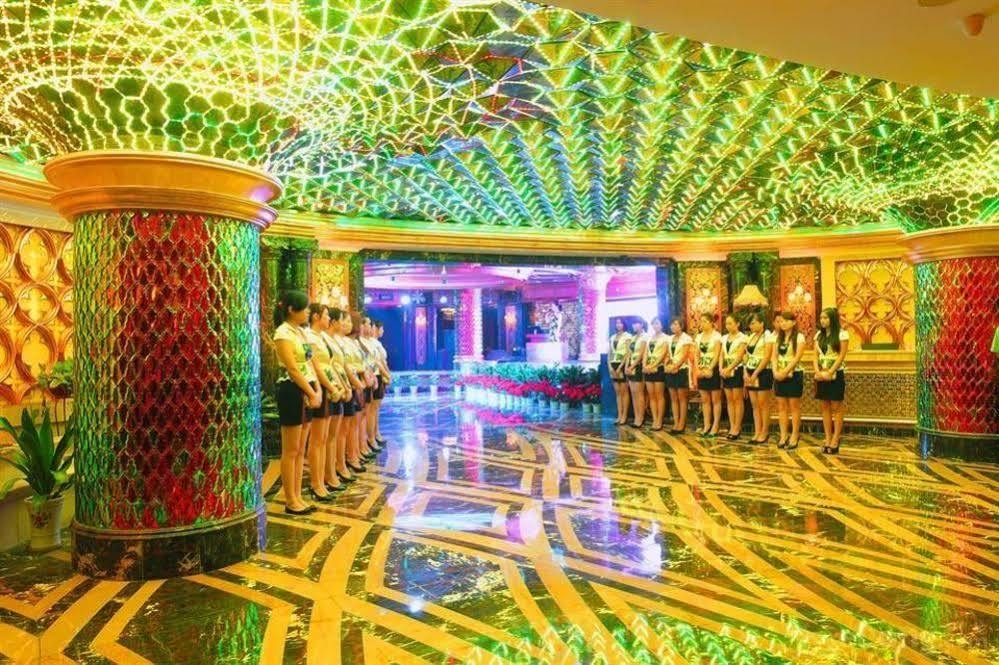 Отель Crown Ухань Экстерьер фото
